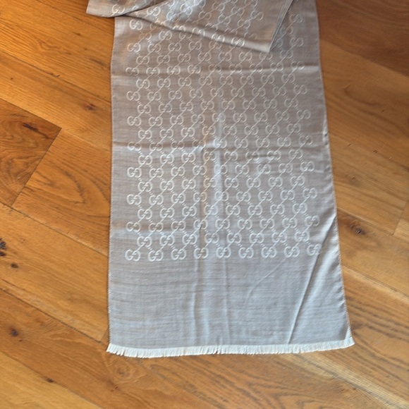 Guaranteed Authentic Gucci GG Logo Scarf - Picture 6 of 8